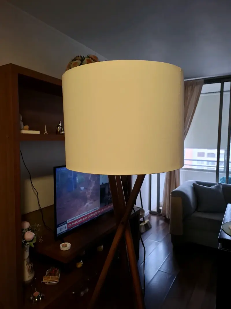 Lámpara de pie moderna con pantalla beige - 1