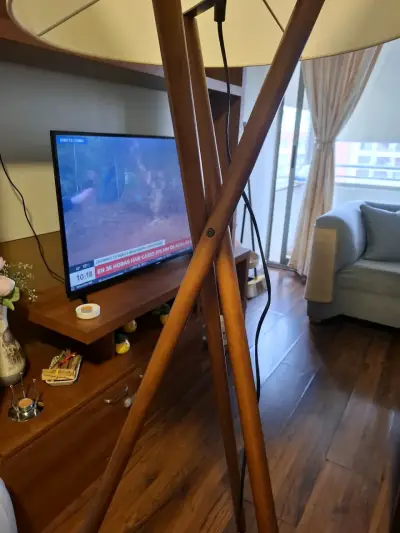 Lámpara de pie moderna con pantalla beige - miniatura 4