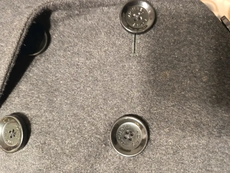 Abrigo Michael Kors gris oscuro con doble botonadu - 5