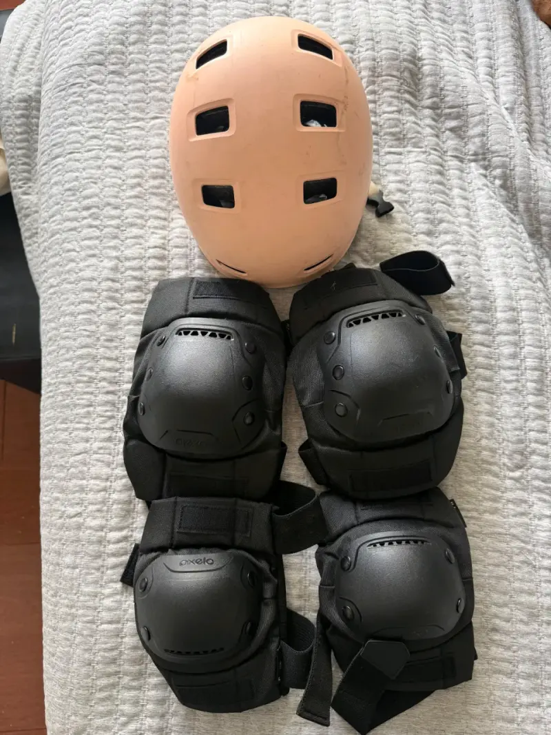 Patines + casco + mochila + rodilleras y coderas - 1