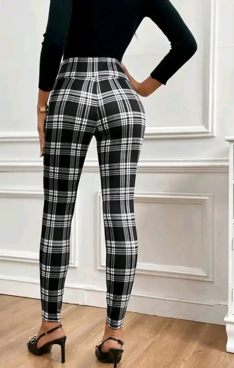 Pantalones ajustados a cuadros blanco y negro