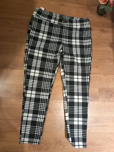 Pantalones ajustados a cuadros blanco y negro - miniatura 2