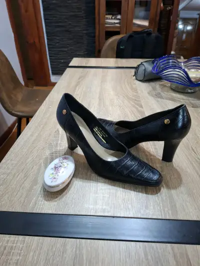Zapatos de tacón negros elegantes - miniatura 1