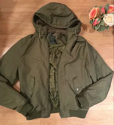 Chaqueta verde oliva con capucha para hombre - miniatura 3