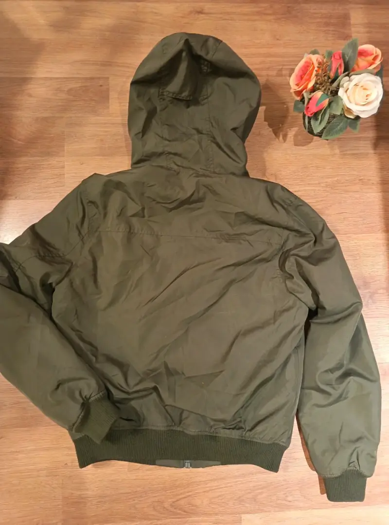 Chaqueta verde oliva con capucha para hombre - 4