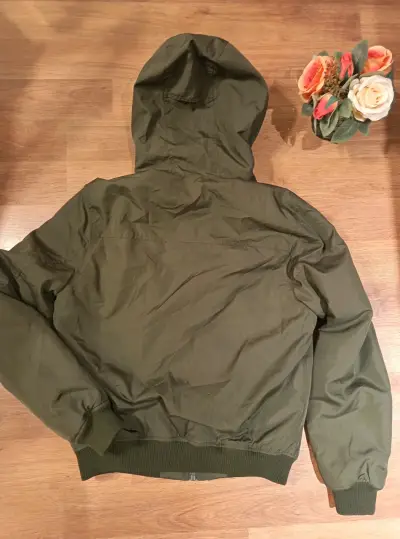 Chaqueta verde oliva con capucha para hombre - miniatura 4