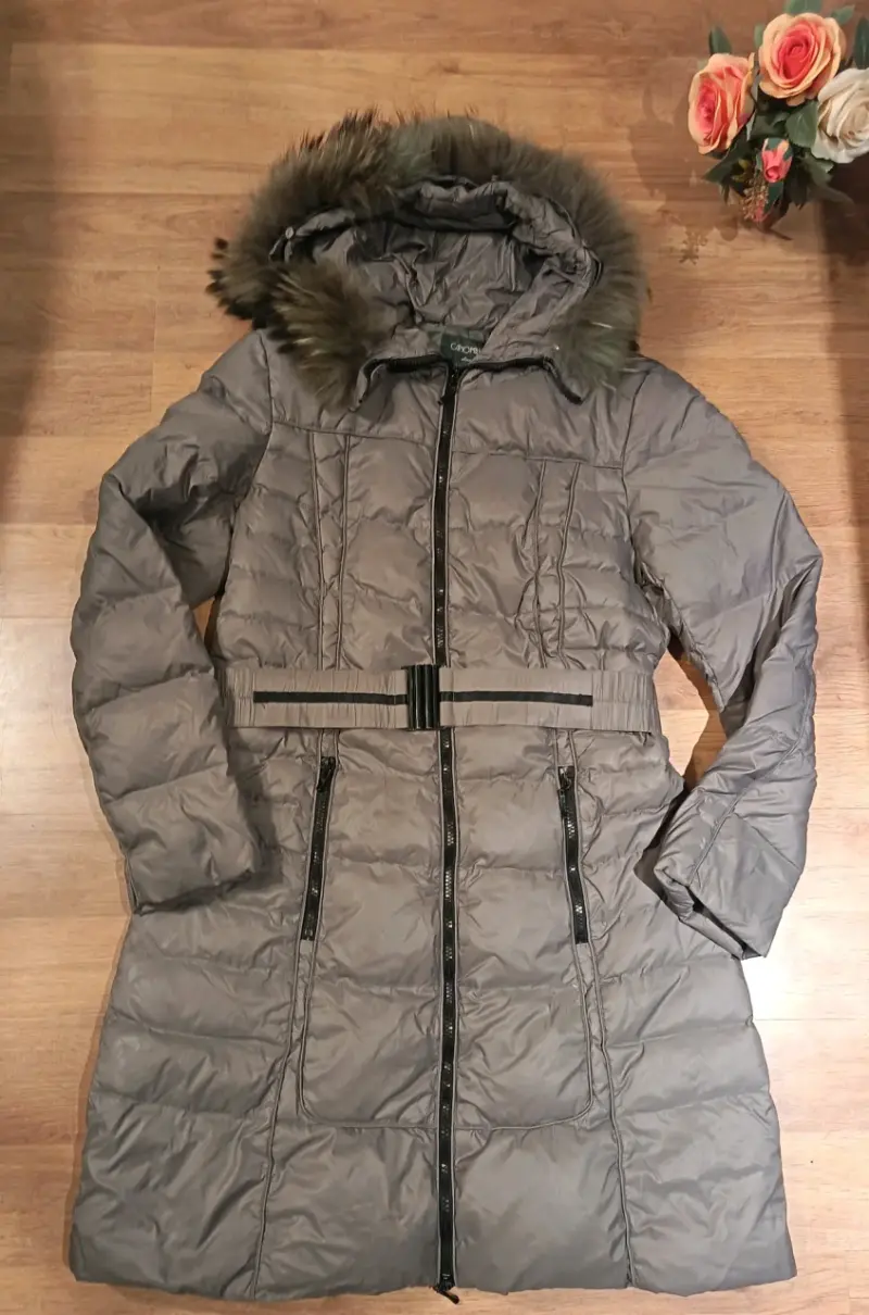 Abrigo largo con capucha y cinturón