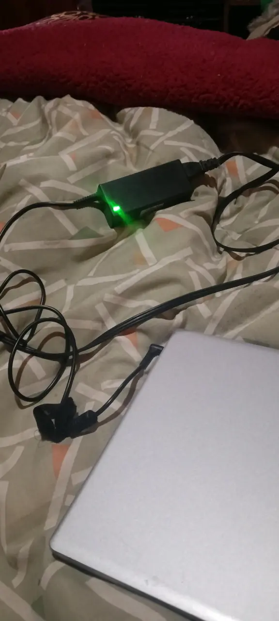 Computador con cargador - 1
