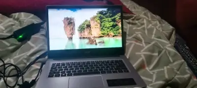 Computador con cargador - miniatura 2