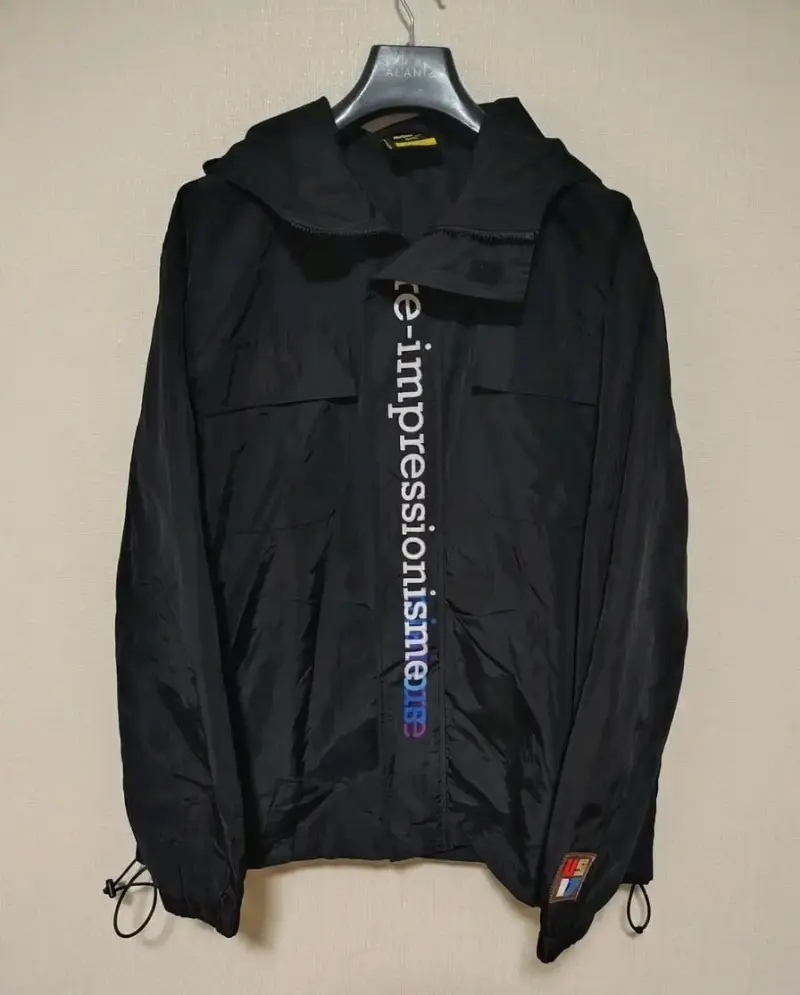 Chaqueta negra con capucha y diseño moderno - 1