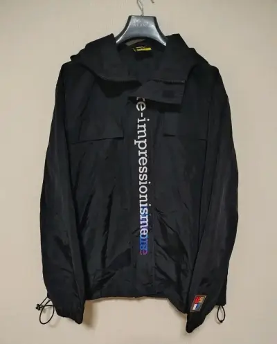 Chaqueta negra con capucha y diseño moderno - miniatura 1