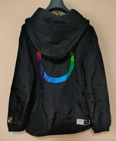 Chaqueta negra con capucha y diseño moderno - miniatura 2