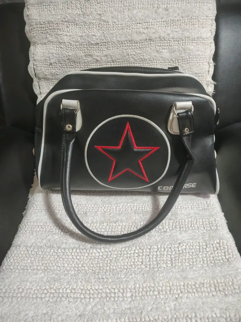 Bolso Converse negro con estrella roja - 1