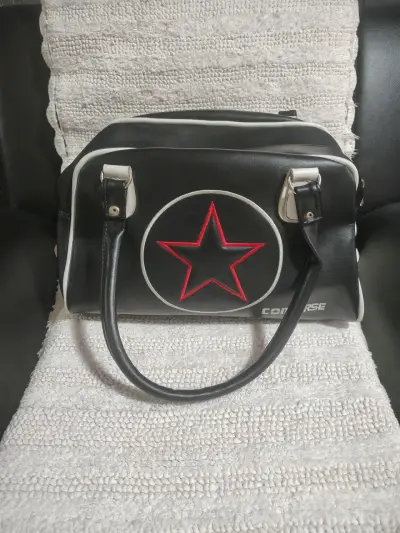 Bolso Converse negro con estrella roja - miniatura 1
