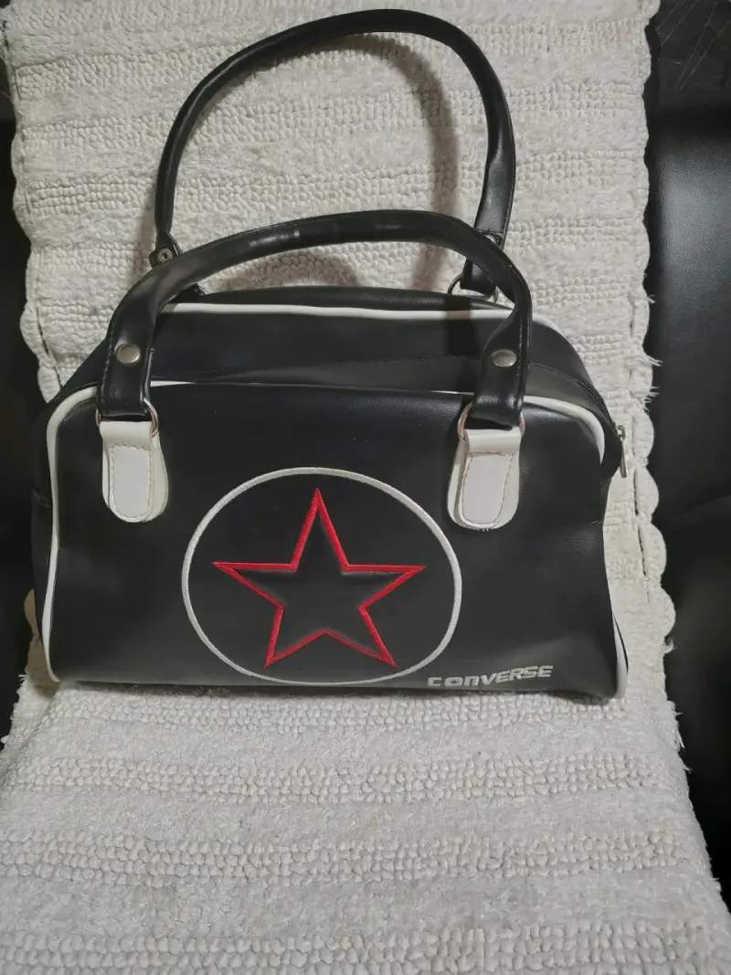 Bolso Converse negro con estrella roja - 4