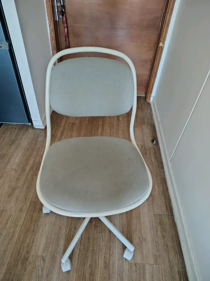 Silla giratoria y mesa oficina beige - 1