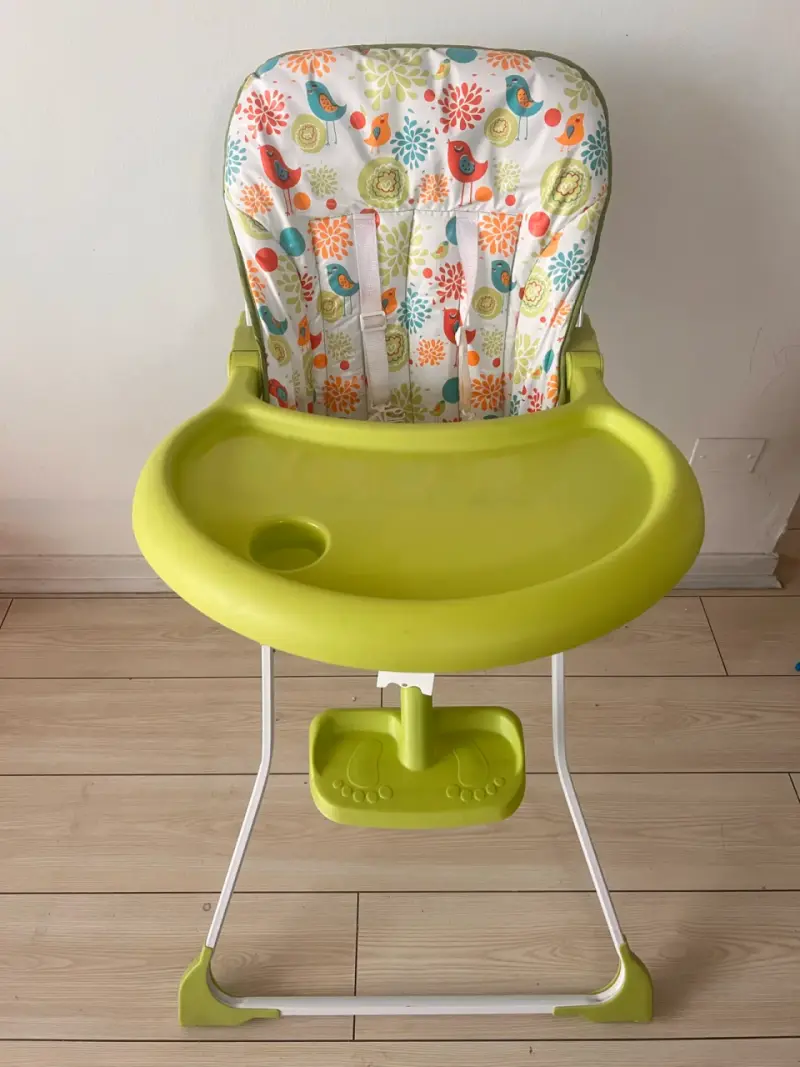 Silla de comer para bebé con diseño colorido