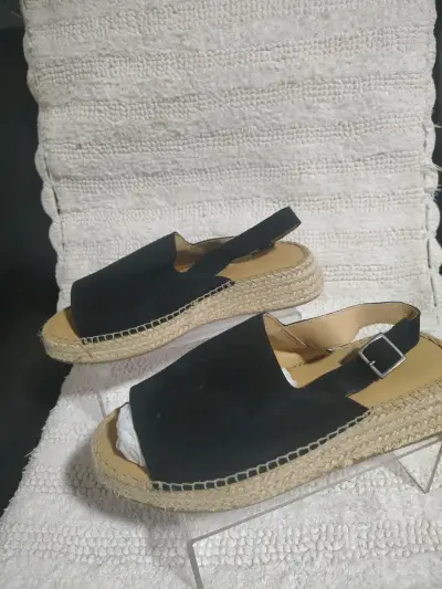 Sandalias negras de plataforma con hebilla - miniatura 1
