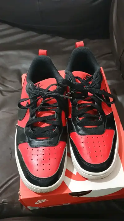 Zapatillas Nike rojas y negras para hombre - miniatura 1