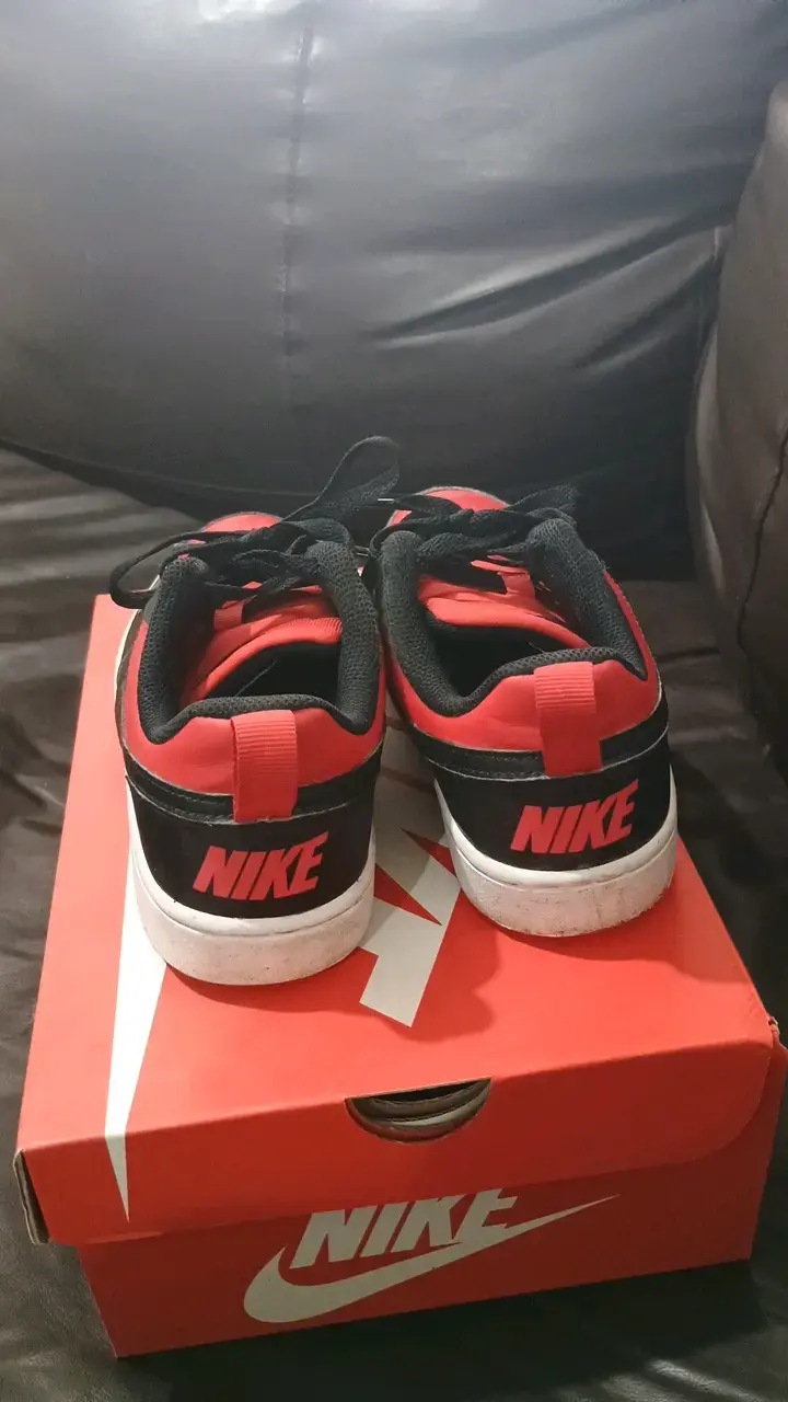 Zapatillas Nike rojas y negras para hombre - 3