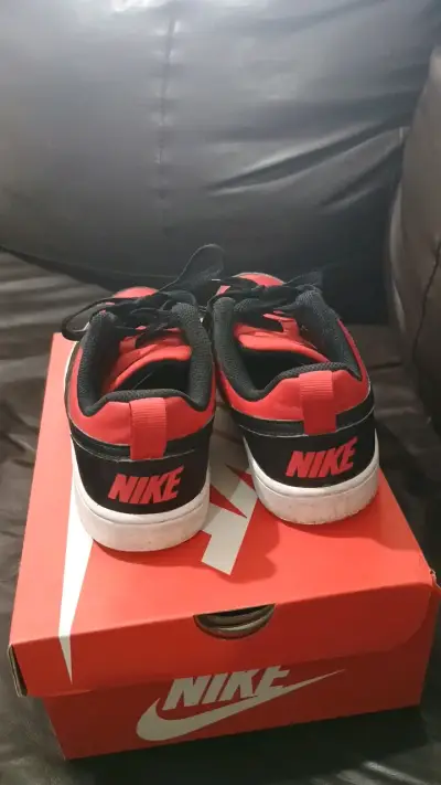 Zapatillas Nike rojas y negras para hombre - miniatura 3