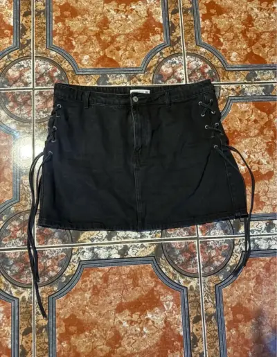 Falda negra con cordones laterales talla XXL - miniatura 1