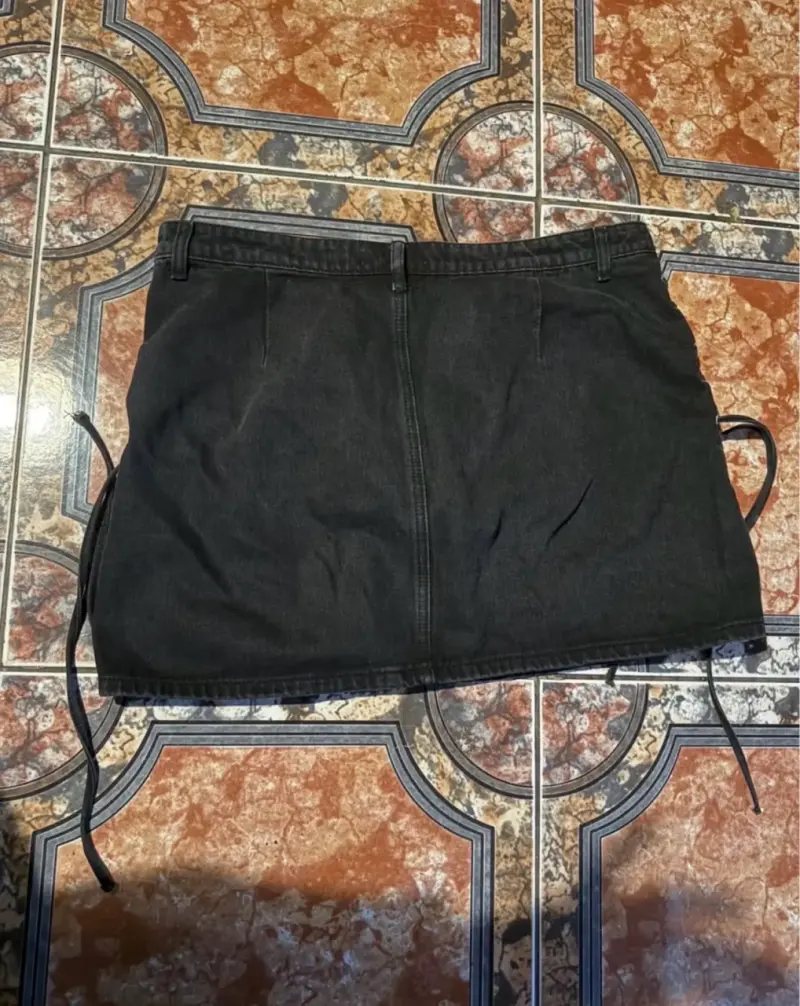 Falda negra con cordones laterales talla XXL - 2