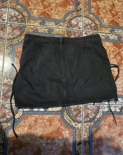 Falda negra con cordones laterales talla XXL - miniatura 2