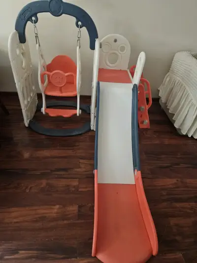 Columpio y resbalín infantil de plástico - miniatura 1