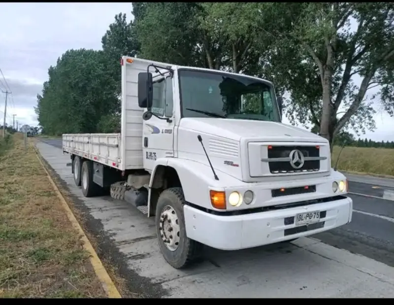Camión Mercedes-Benz blanco en buen estado - 1