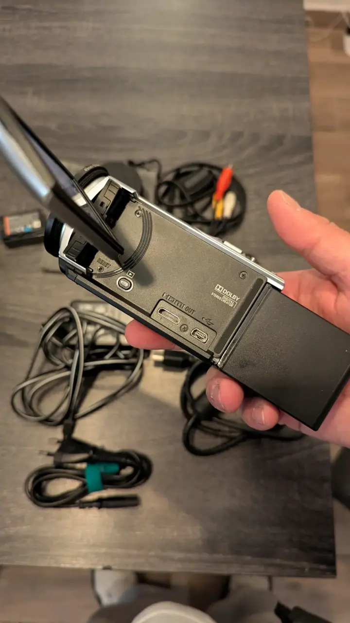 Sony Handycam HDR CX200 - 2