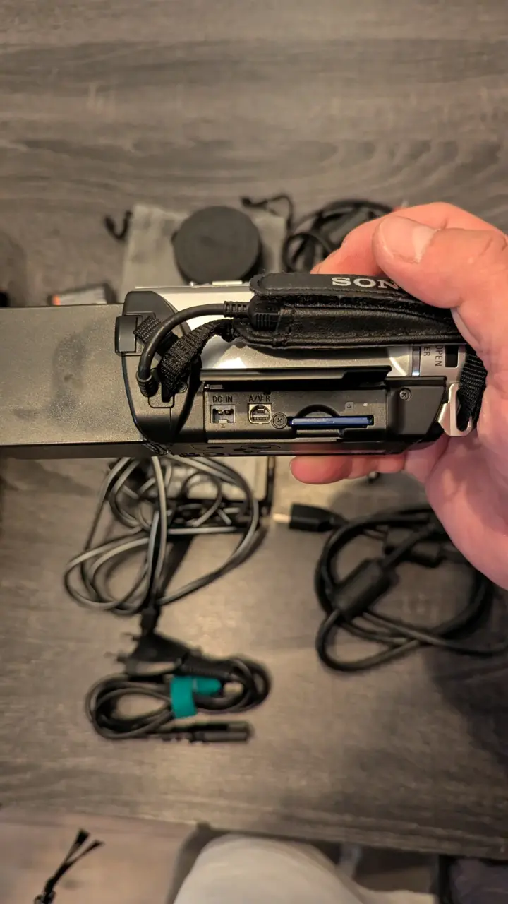 Sony Handycam HDR CX200 - 3