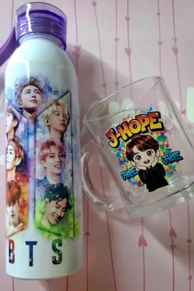 Botella y taza con diseño de grupo musical - miniatura 2