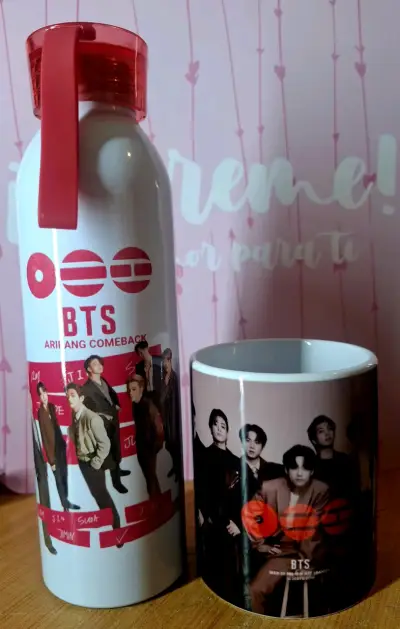 Botella y taza con diseño de grupo musical - miniatura 3