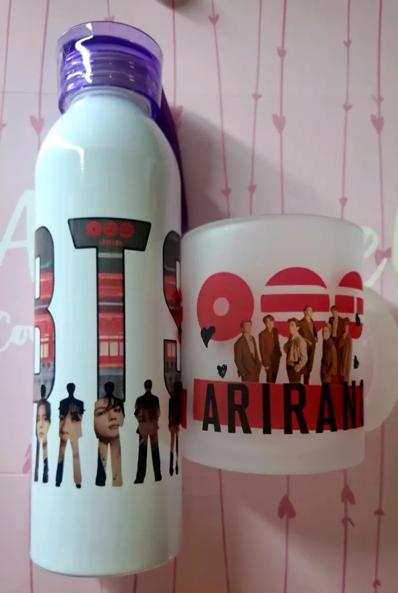 Botella y taza con diseño de grupo musical - 4