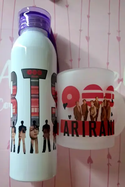 Botella y taza con diseño de grupo musical - miniatura 4