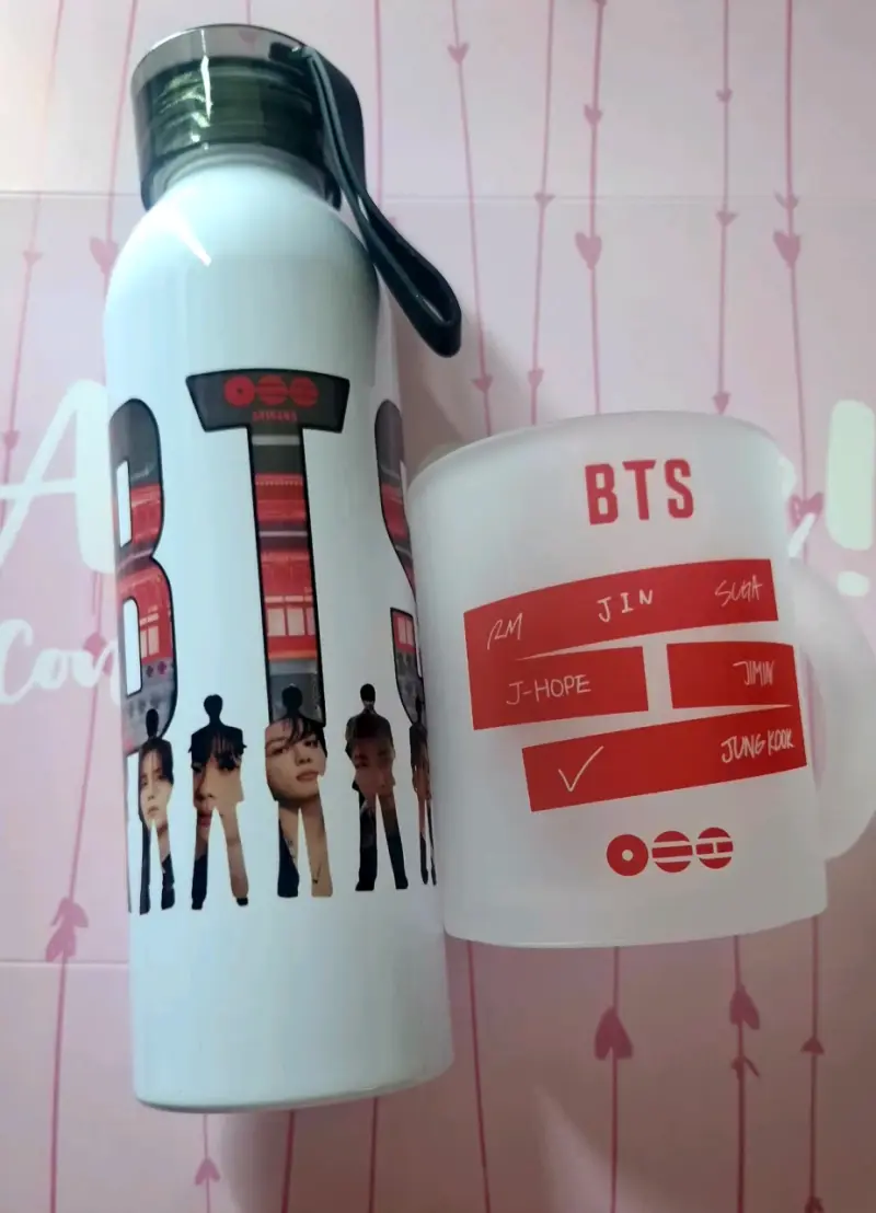 Botella y taza con diseño de grupo musical - 5