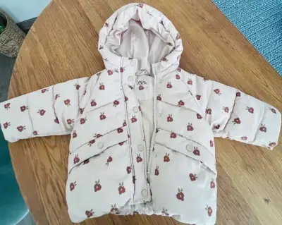 Chaqueta acolchada infantil Zara con capucha - miniatura 1