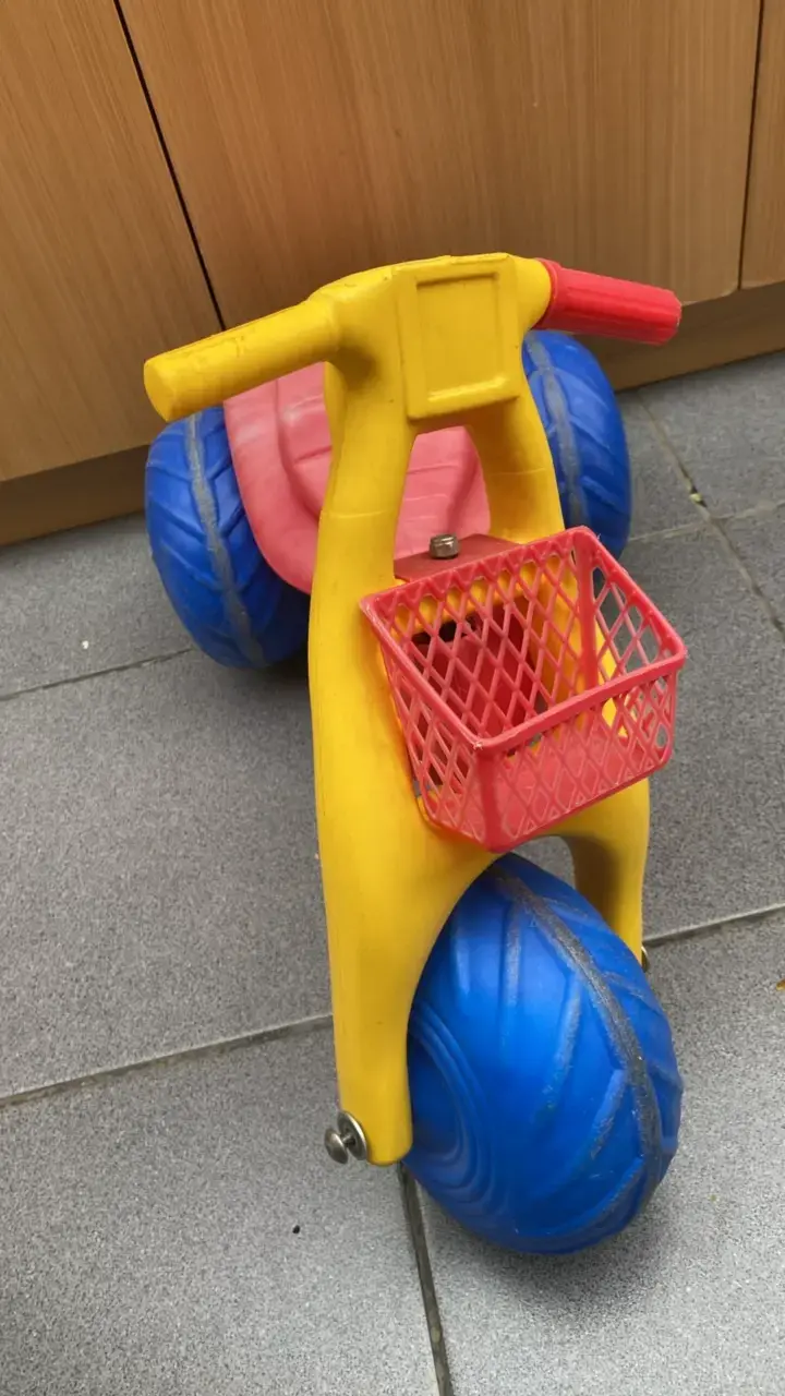 Triciclo infantil de plástico colorido - 1