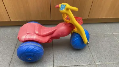 Triciclo infantil de plástico colorido - miniatura 2