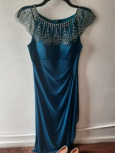 Vestido largo azul con detalles brillantes - miniatura 4