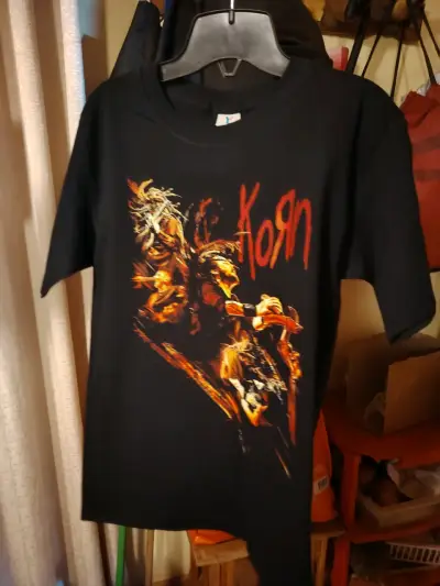 Polera negra de banda Korn con diseño gráfico - miniatura 1