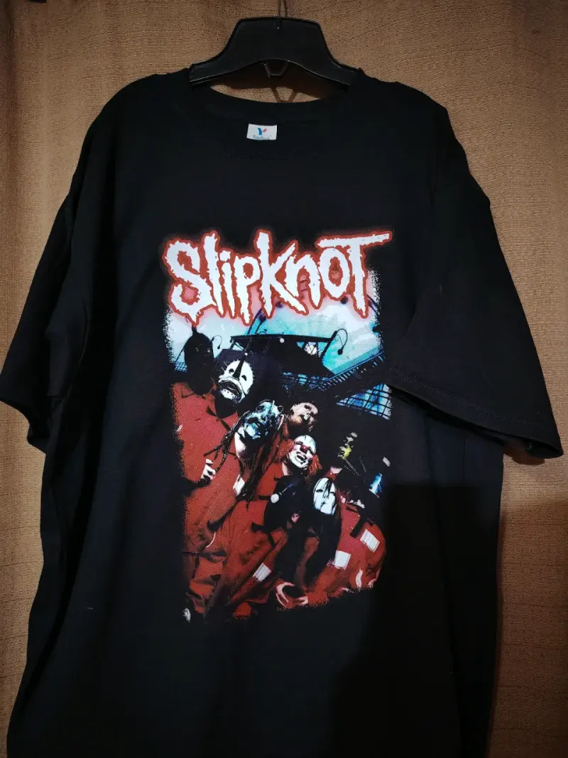 Polera negra de banda Korn con diseño gráfico - 2