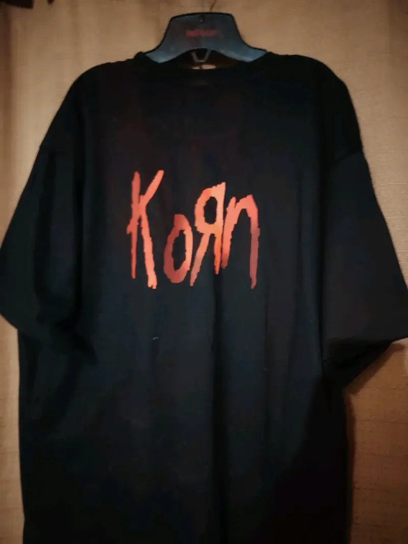 Polera negra de banda Korn con diseño gráfico - 4