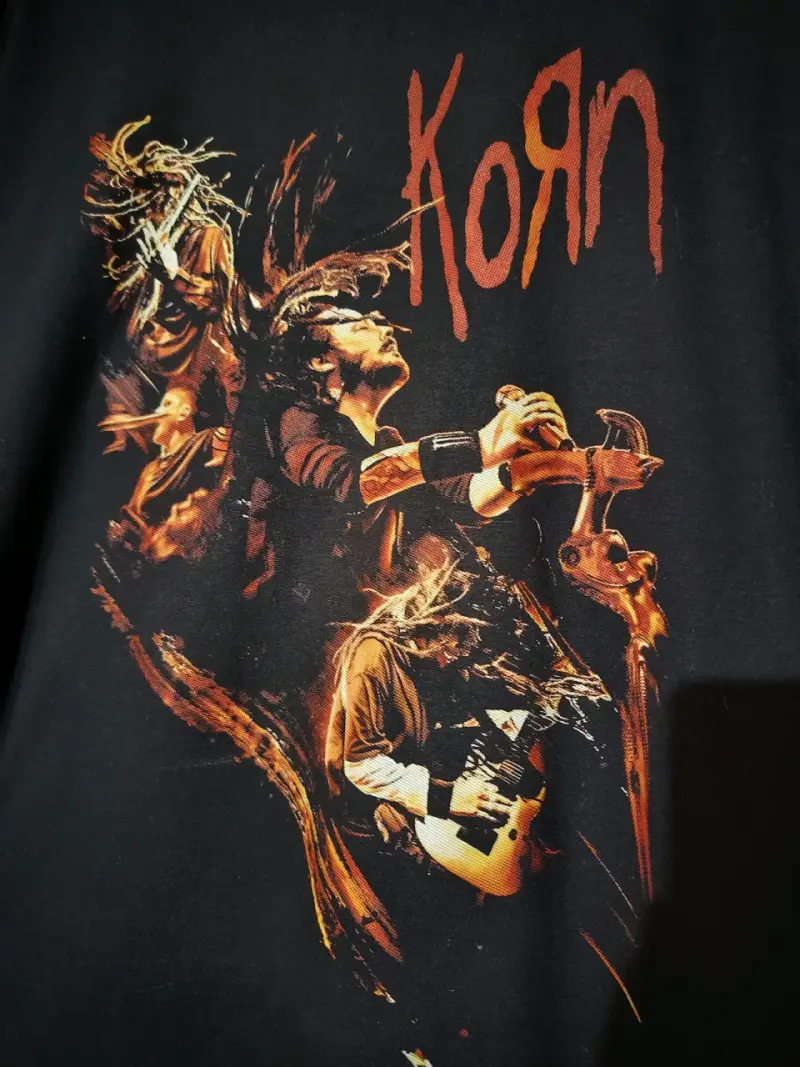Polera negra de banda Korn con diseño gráfico - 6