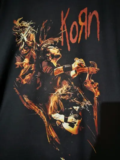 Polera negra de banda Korn con diseño gráfico - miniatura 6