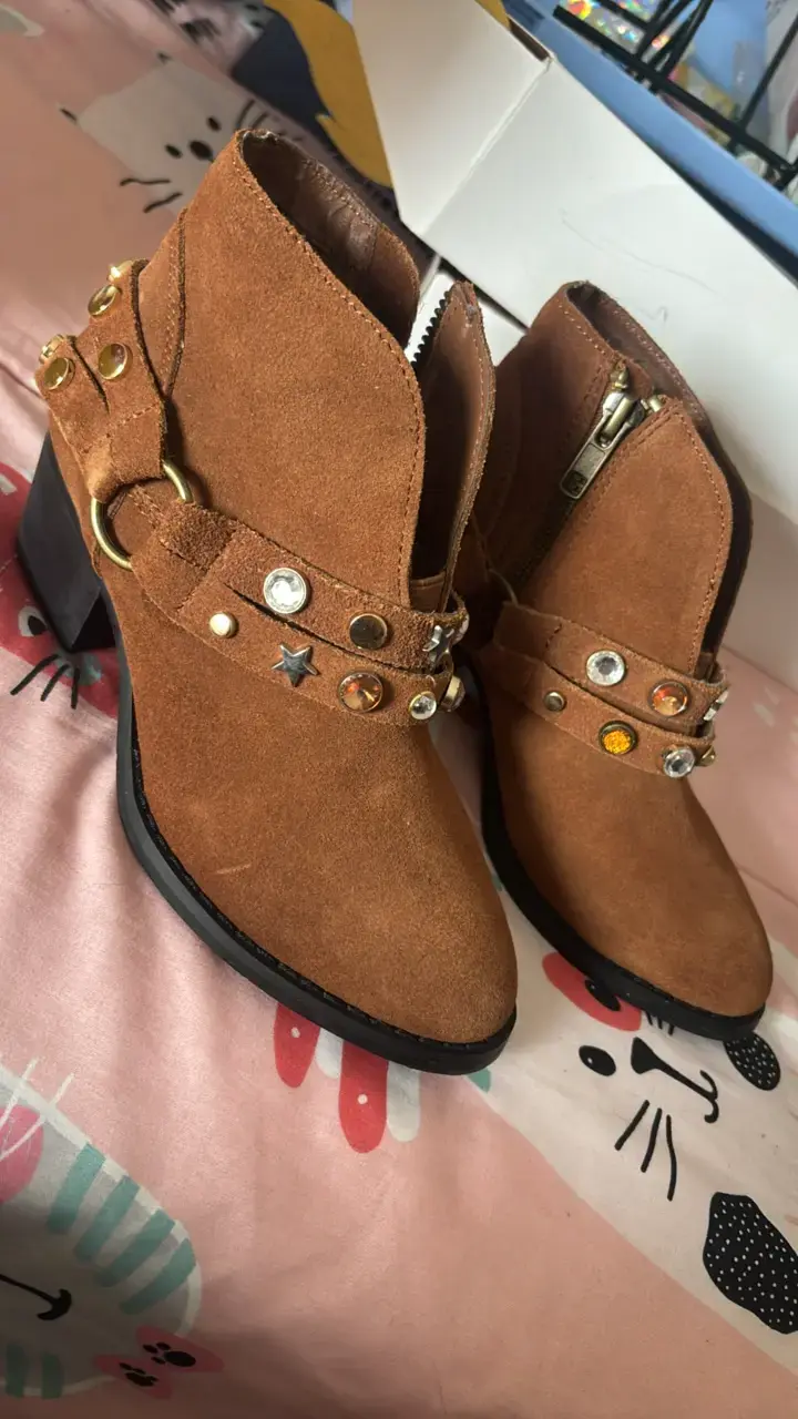 Botines de gamuza marrón con tachuelas - 1