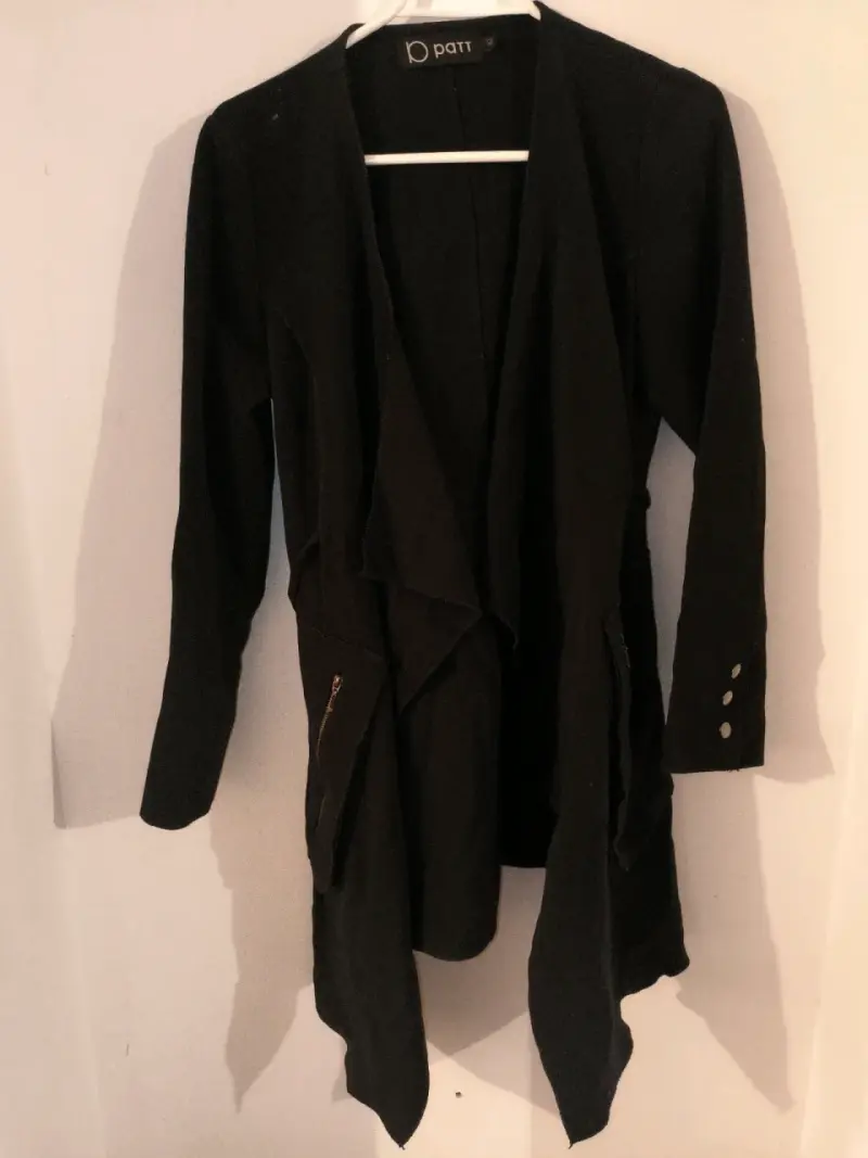 Cardigan negro con diseño abierto