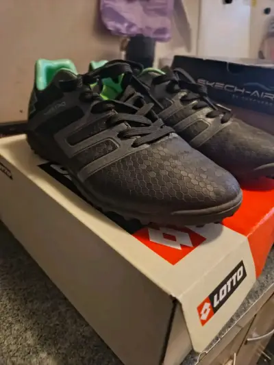 Zapatillas deportivas Lotto negras - miniatura 1
