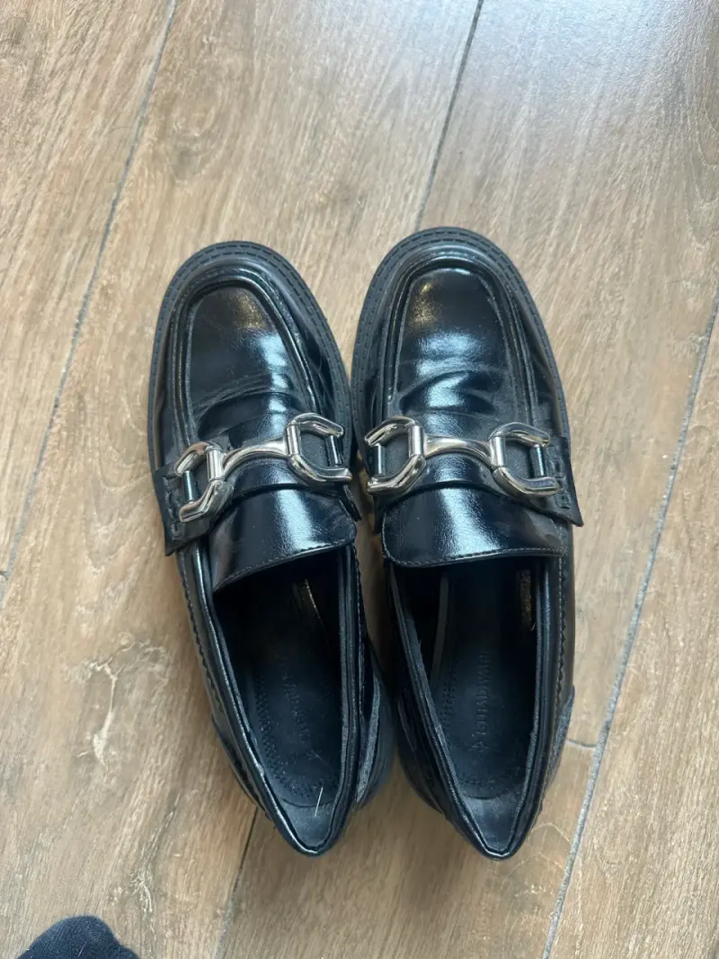 Mocasines negros con hebilla metálica - 1